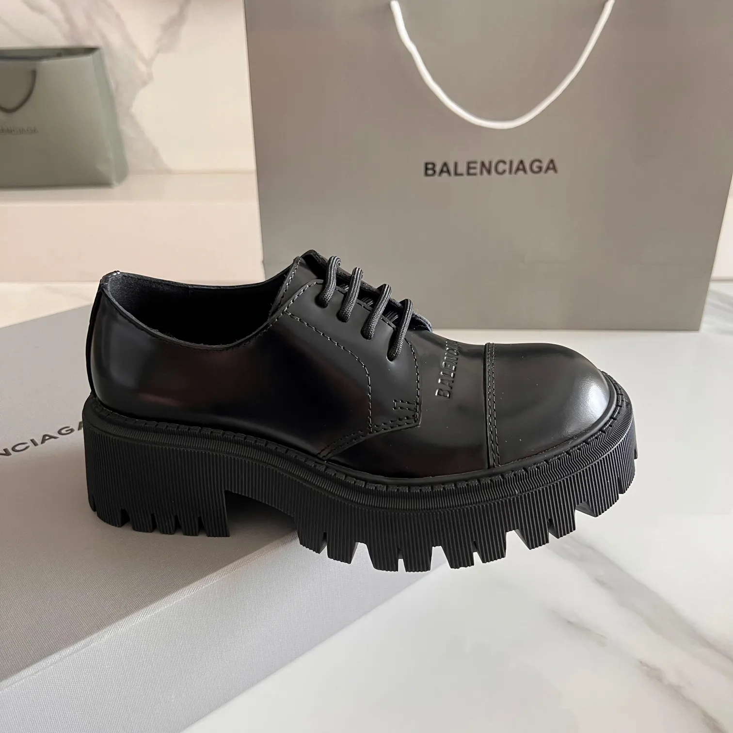 👟👟Ex-factory price 540👟👟 BALENCIAGA# Balenciaga's new big-toe derby shoes TRACTOR big-toe derby shoes loafers👞 Original medium-gloss open-edge beaded cowhide. Restrained and stylish. Matched with the brand logo on the shoe cover. The rhythm of closing your eyes. The lining and feet are made of black silk cowhide. The texture is soft and delicate. The gear-shaped rubber outsole is 5cm higher. Size: 35-40 (customization of 40 pieces is not returnable)